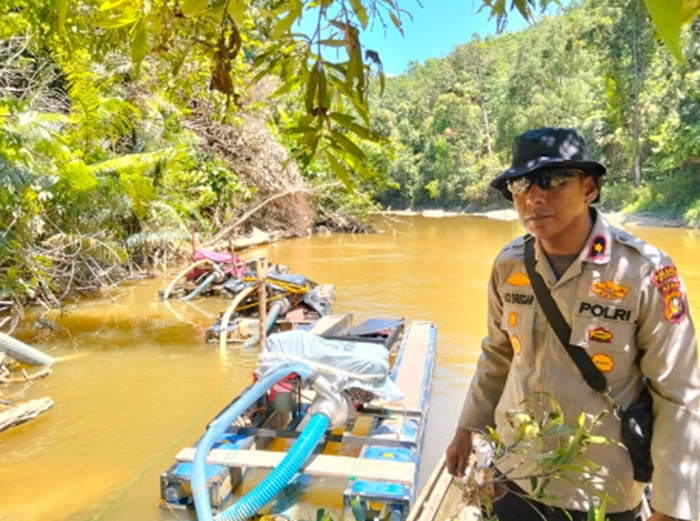 Tim gabungan penertiban tambang emas ilegal di Sungai Setingkat, Desa Sungai Raja, Kecamatan Kampar Kiri [Foto: mediacenter.riau]